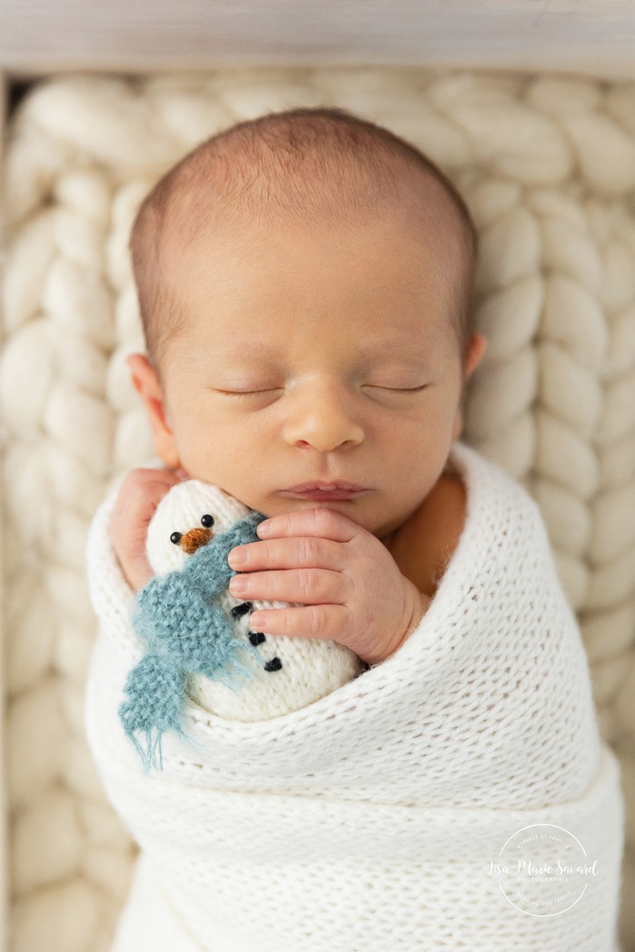 Minimalist newborn photos. Clean newborn photos. Organic newvborn photos. Photos de nouveau-né en studio à Montréal. Montreal in-studio newborn photos. Photographe nouveau-né Montréal. Montreal newborn photographer.