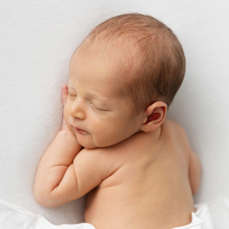 Minimalist newborn photos. Clean newborn photos. Organic newvborn photos. Photos de nouveau-né en studio à Montréal. Montreal in-studio newborn photos. Photographe nouveau-né Montréal. Montreal newborn photographer.