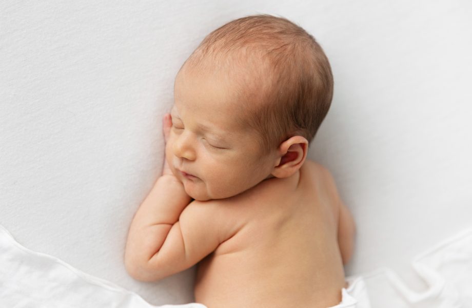 Minimalist newborn photos. Clean newborn photos. Organic newvborn photos. Photos de nouveau-né en studio à Montréal. Montreal in-studio newborn photos. Photographe nouveau-né Montréal. Montreal newborn photographer.