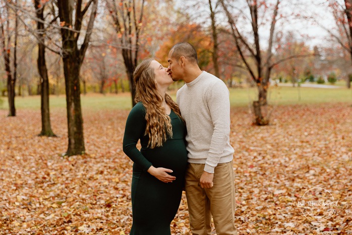 Fall maternity photos. Romantic maternity photos. Séance photo au parc de la Promenade Bellerive. Photographe de maternité à Montréal. Parc de la Promenade Bellerive photoshoot. Montreal maternity photographer.
