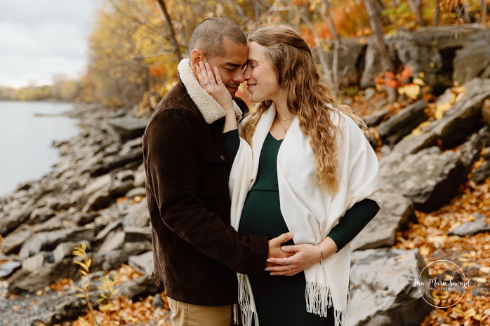 Fall maternity photos. Romantic maternity photos. Séance photo au parc de la Promenade Bellerive. Photographe de maternité à Montréal. Parc de la Promenade Bellerive photoshoot. Montreal maternity photographer.