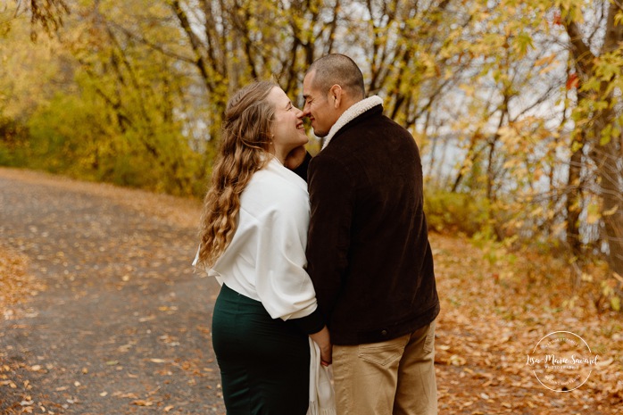 Fall maternity photos. Romantic maternity photos. Séance photo au parc de la Promenade Bellerive. Photographe de maternité à Montréal. Parc de la Promenade Bellerive photoshoot. Montreal maternity photographer.