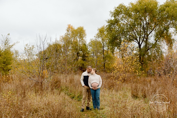 Fall maternity photos. Simple maternity photos. Urban maternity photos. Modern maternity photos. Séance photo au parc de la Promenade Bellerive. Photographe de maternité à Montréal. Parc de la Promenade Bellerive photoshoot. Montreal maternity photographer.