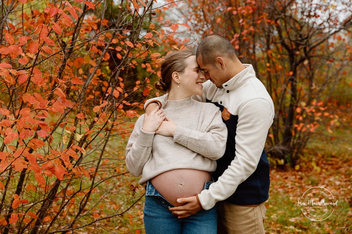 Fall maternity photos. Simple maternity photos. Urban maternity photos. Modern maternity photos. Séance photo au parc de la Promenade Bellerive. Photographe de maternité à Montréal. Parc de la Promenade Bellerive photoshoot. Montreal maternity photographer.