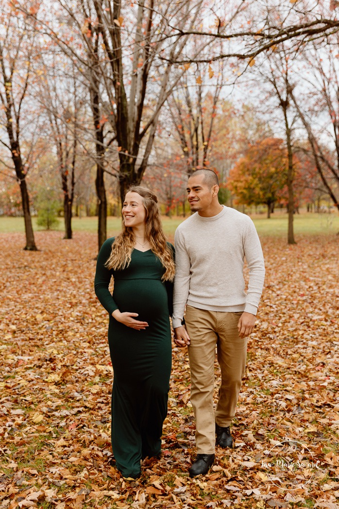 Fall maternity photos. Romantic maternity photos. Séance photo au parc de la Promenade Bellerive. Photographe de maternité à Montréal. Parc de la Promenade Bellerive photoshoot. Montreal maternity photographer.