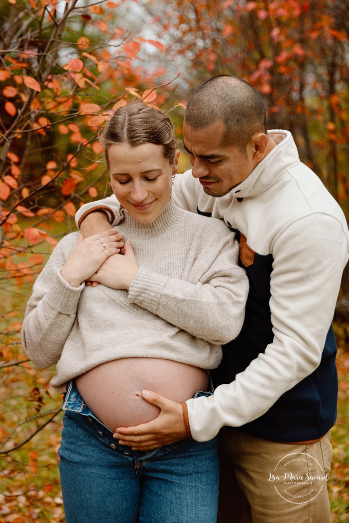 Fall maternity photos. Simple maternity photos. Urban maternity photos. Modern maternity photos. Séance photo au parc de la Promenade Bellerive. Photographe de maternité à Montréal. Parc de la Promenade Bellerive photoshoot. Montreal maternity photographer.