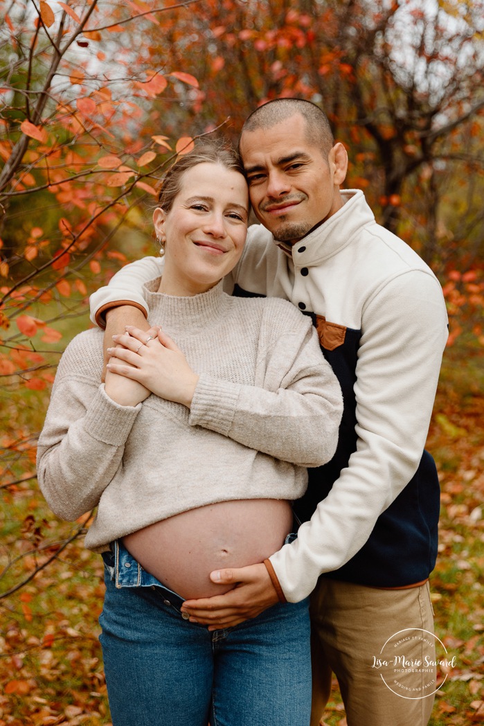 Fall maternity photos. Simple maternity photos. Urban maternity photos. Modern maternity photos. Séance photo au parc de la Promenade Bellerive. Photographe de maternité à Montréal. Parc de la Promenade Bellerive photoshoot. Montreal maternity photographer.