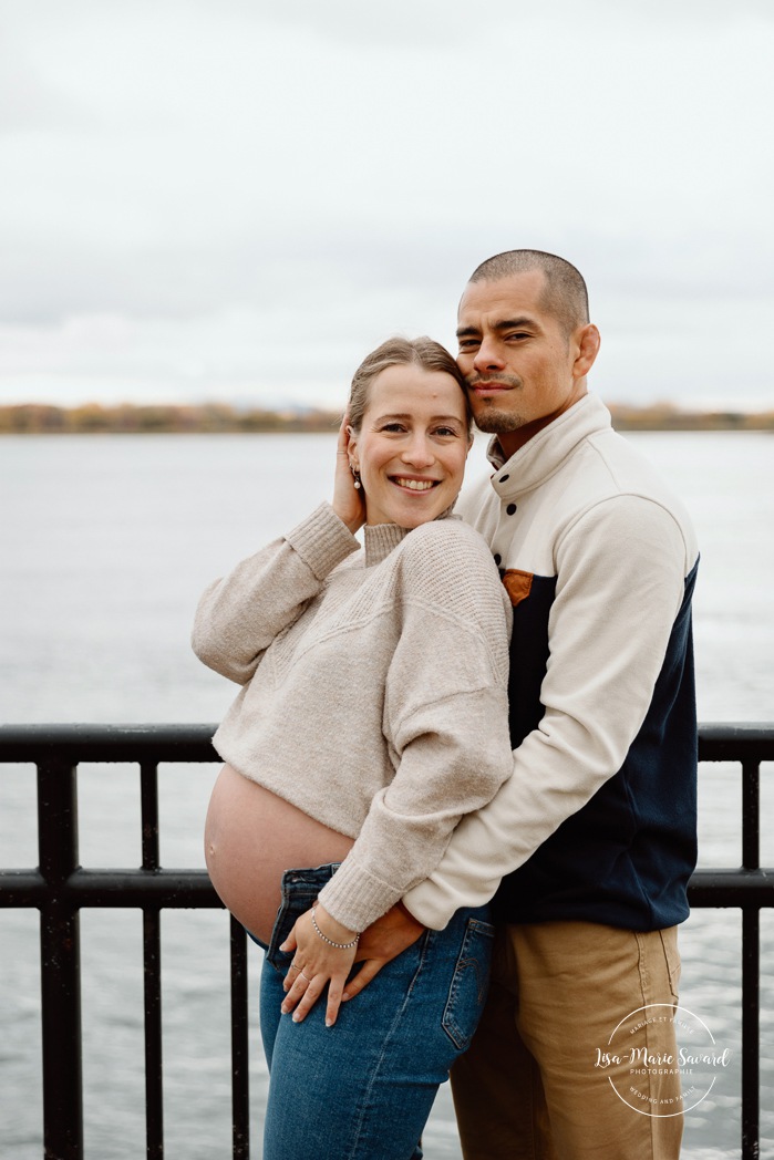 Fall maternity photos. Simple maternity photos. Urban maternity photos. Modern maternity photos. Séance photo au parc de la Promenade Bellerive. Photographe de maternité à Montréal. Parc de la Promenade Bellerive photoshoot. Montreal maternity photographer.