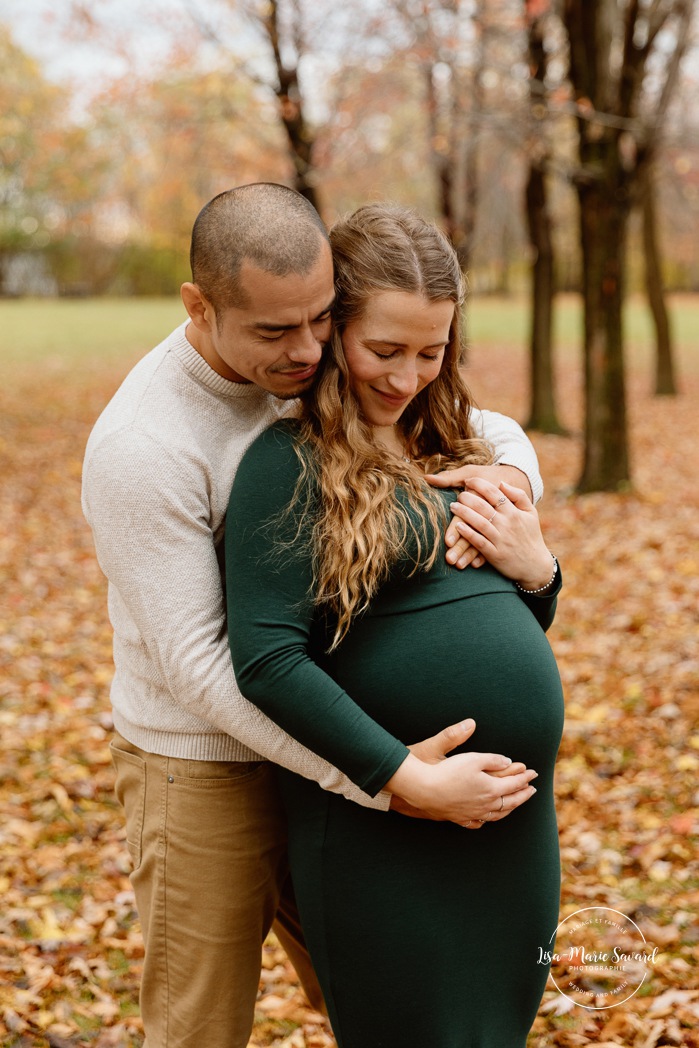 Fall maternity photos. Romantic maternity photos. Séance photo au parc de la Promenade Bellerive. Photographe de maternité à Montréal. Parc de la Promenade Bellerive photoshoot. Montreal maternity photographer.