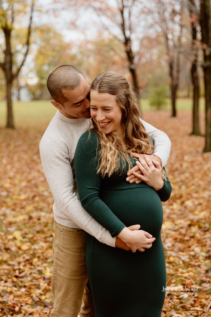 Fall maternity photos. Romantic maternity photos. Séance photo au parc de la Promenade Bellerive. Photographe de maternité à Montréal. Parc de la Promenade Bellerive photoshoot. Montreal maternity photographer.