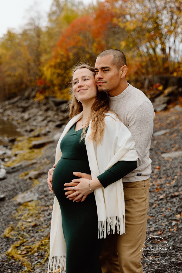 Fall maternity photos. Romantic maternity photos. Séance photo au parc de la Promenade Bellerive. Photographe de maternité à Montréal. Parc de la Promenade Bellerive photoshoot. Montreal maternity photographer.