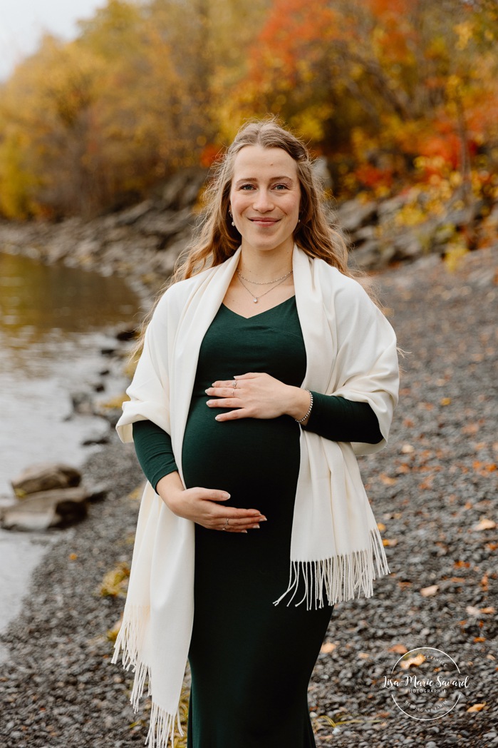 Fall maternity photos. Romantic maternity photos. Séance photo au parc de la Promenade Bellerive. Photographe de maternité à Montréal. Parc de la Promenade Bellerive photoshoot. Montreal maternity photographer.