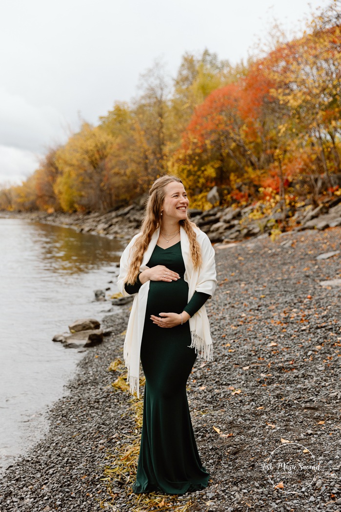 Fall maternity photos. Romantic maternity photos. Séance photo au parc de la Promenade Bellerive. Photographe de maternité à Montréal. Parc de la Promenade Bellerive photoshoot. Montreal maternity photographer.