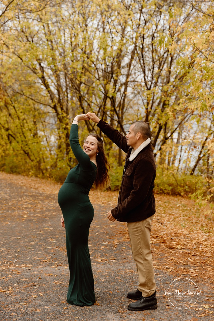 Fall maternity photos. Romantic maternity photos. Séance photo au parc de la Promenade Bellerive. Photographe de maternité à Montréal. Parc de la Promenade Bellerive photoshoot. Montreal maternity photographer.