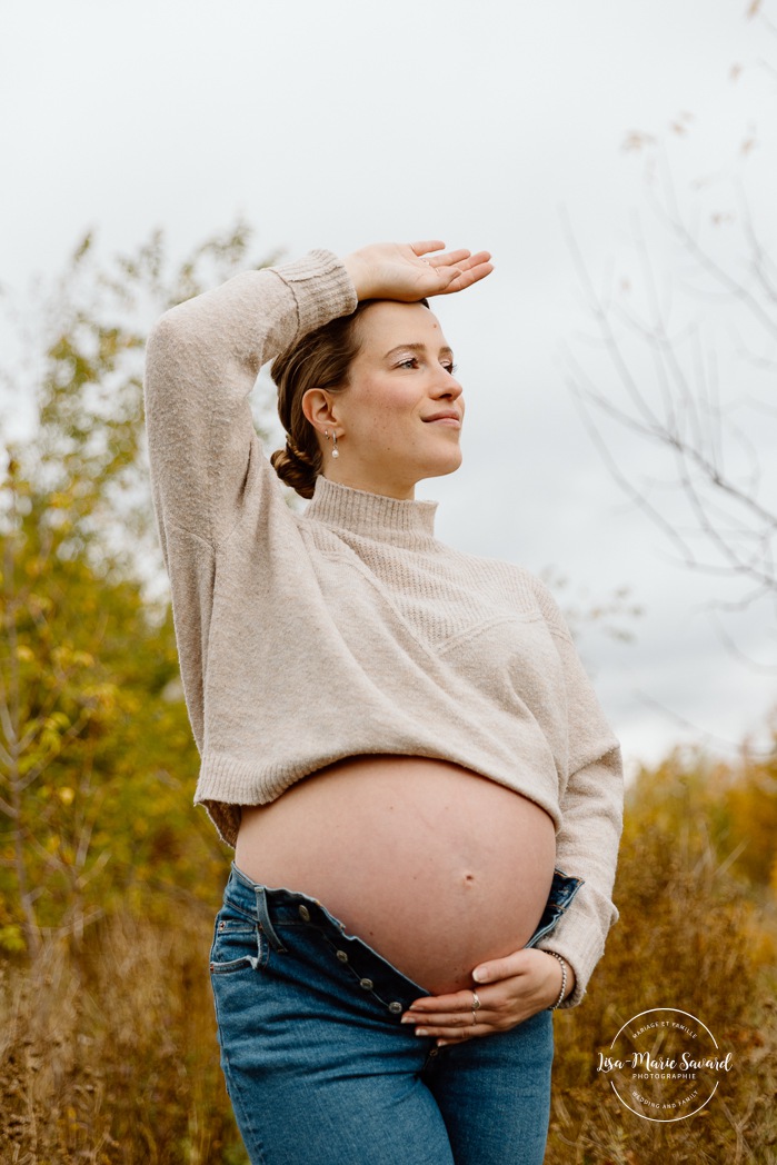 Fall maternity photos. Simple maternity photos. Urban maternity photos. Modern maternity photos. Séance photo au parc de la Promenade Bellerive. Photographe de maternité à Montréal. Parc de la Promenade Bellerive photoshoot. Montreal maternity photographer.