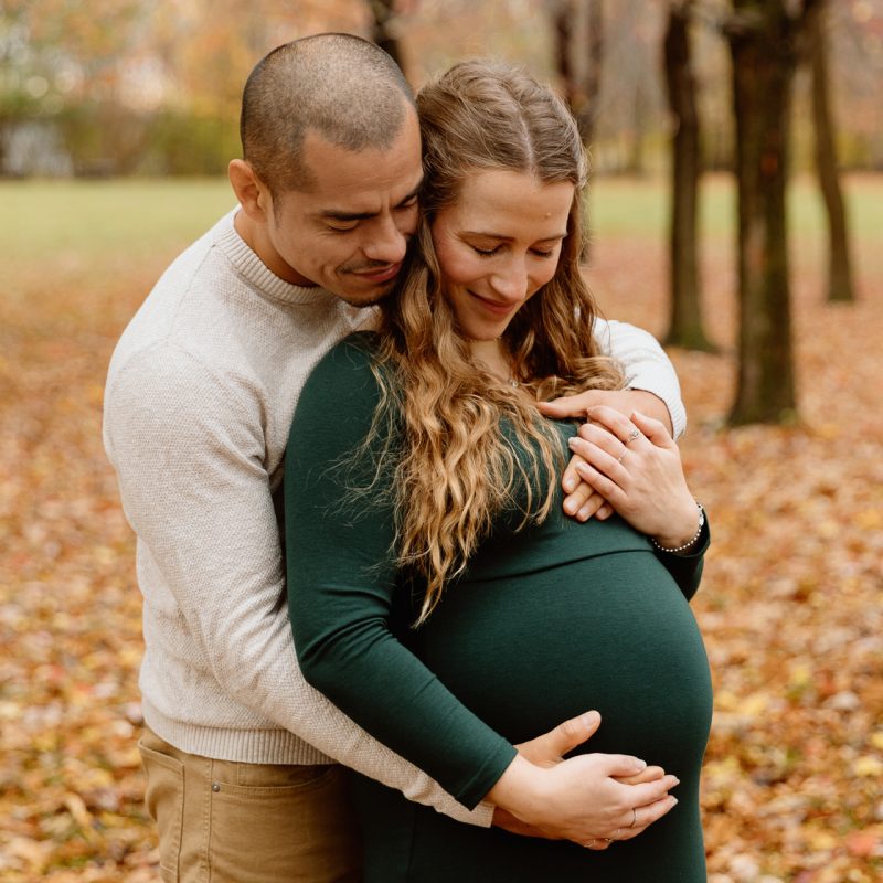 Fall maternity photos. Romantic maternity photos. Séance photo au parc de la Promenade Bellerive. Photographe de maternité à Montréal. Parc de la Promenade Bellerive photoshoot. Montreal maternity photographer.