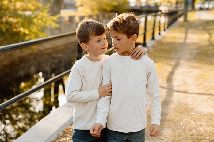 Brothers playing together. Fall family photos. Fun family photos. Séance photo de famille à Montréal. Montreal family photoshoot. Photographe de famille à Montréal. Montreal family photographer. Séance photo Vieux Lachine. Old Lachine photos.