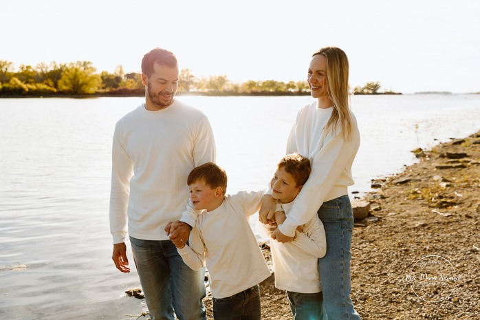 Fall family photos. Family photos with boys. Fun family photos. Séance photo de famille à Montréal. Montreal family photoshoot. Photographe de famille à Montréal. Montreal family photographer. Séance photo Vieux Lachine. Old Lachine photos.