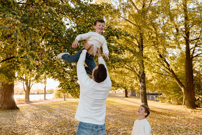 Fall family photos. Family photos with boys. Fun family photos. Séance photo de famille à Montréal. Montreal family photoshoot. Photographe de famille à Montréal. Montreal family photographer. Séance photo Vieux Lachine. Old Lachine photos.