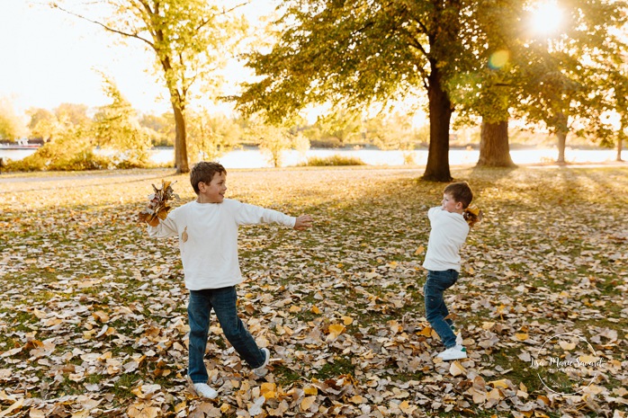 Brothers playing together. Fall family photos. Fun family photos. Séance photo de famille à Montréal. Montreal family photoshoot. Photographe de famille à Montréal. Montreal family photographer. Séance photo Vieux Lachine. Old Lachine photos.