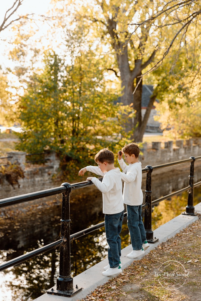 Brothers playing together. Fall family photos. Fun family photos. Séance photo de famille à Montréal. Montreal family photoshoot. Photographe de famille à Montréal. Montreal family photographer. Séance photo Vieux Lachine. Old Lachine photos.