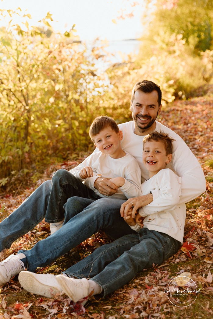 Fall family photos. Family photos with boys. Fun family photos. Séance photo de famille à Montréal. Montreal family photoshoot. Photographe de famille à Montréal. Montreal family photographer. Séance photo Vieux Lachine. Old Lachine photos.