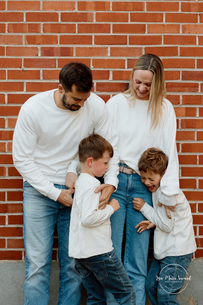 Fall family photos. Family photos with boys. Fun family photos. Séance photo de famille à Montréal. Montreal family photoshoot. Photographe de famille à Montréal. Montreal family photographer. Séance photo Vieux Lachine. Old Lachine photos.
