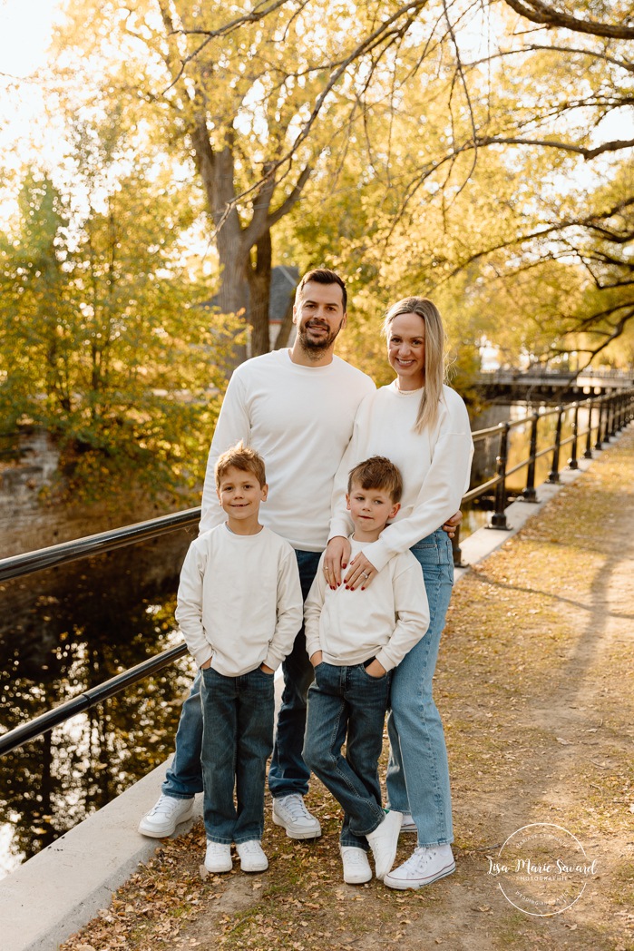 Fall family photos. Family photos with boys. Fun family photos. Séance photo de famille à Montréal. Montreal family photoshoot. Photographe de famille à Montréal. Montreal family photographer. Séance photo Vieux Lachine. Old Lachine photos.