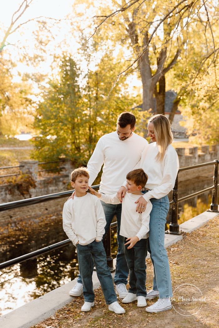 Fall family photos. Family photos with boys. Fun family photos. Séance photo de famille à Montréal. Montreal family photoshoot. Photographe de famille à Montréal. Montreal family photographer. Séance photo Vieux Lachine. Old Lachine photos.