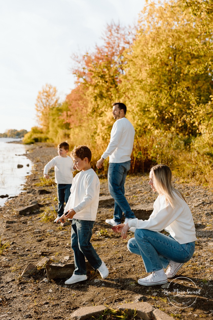 Fall family photos. Family photos with boys. Fun family photos. Séance photo de famille à Montréal. Montreal family photoshoot. Photographe de famille à Montréal. Montreal family photographer. Séance photo Vieux Lachine. Old Lachine photos.