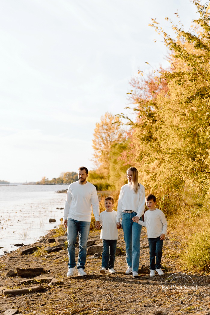 Fall family photos. Family photos with boys. Fun family photos. Séance photo de famille à Montréal. Montreal family photoshoot. Photographe de famille à Montréal. Montreal family photographer. Séance photo Vieux Lachine. Old Lachine photos.