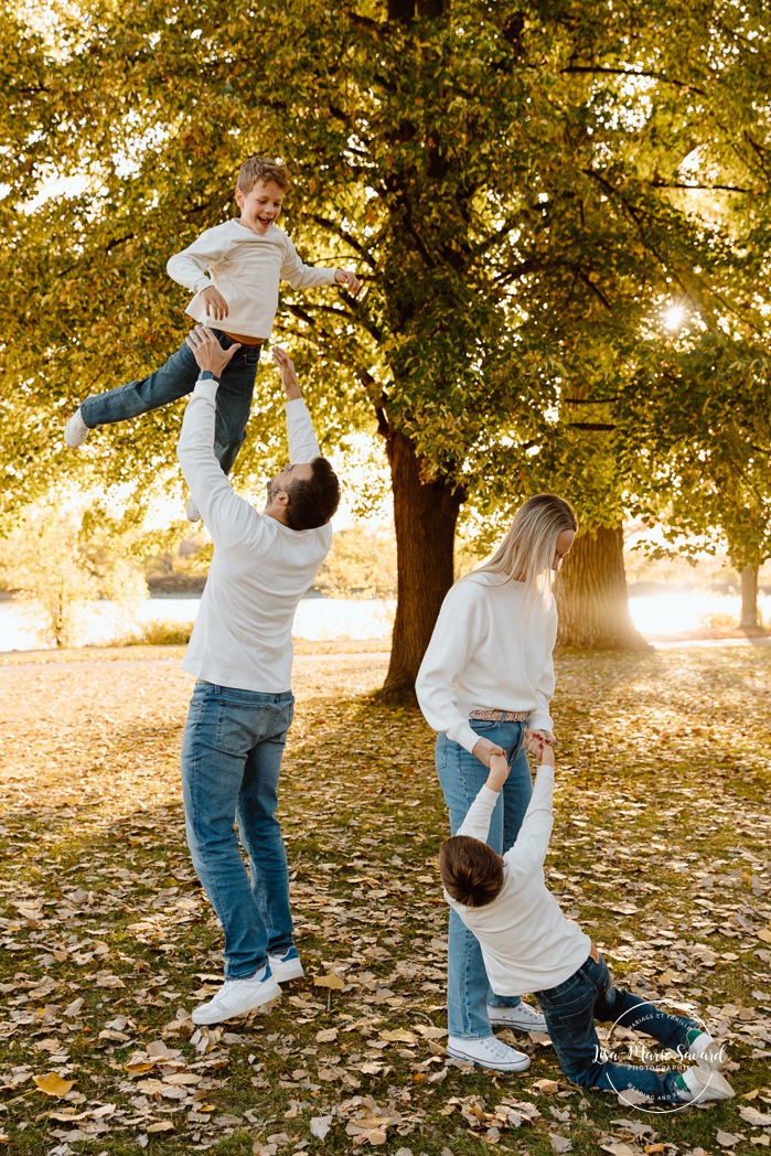 Fall family photos. Family photos with boys. Fun family photos. Séance photo de famille à Montréal. Montreal family photoshoot. Photographe de famille à Montréal. Montreal family photographer. Séance photo Vieux Lachine. Old Lachine photos.