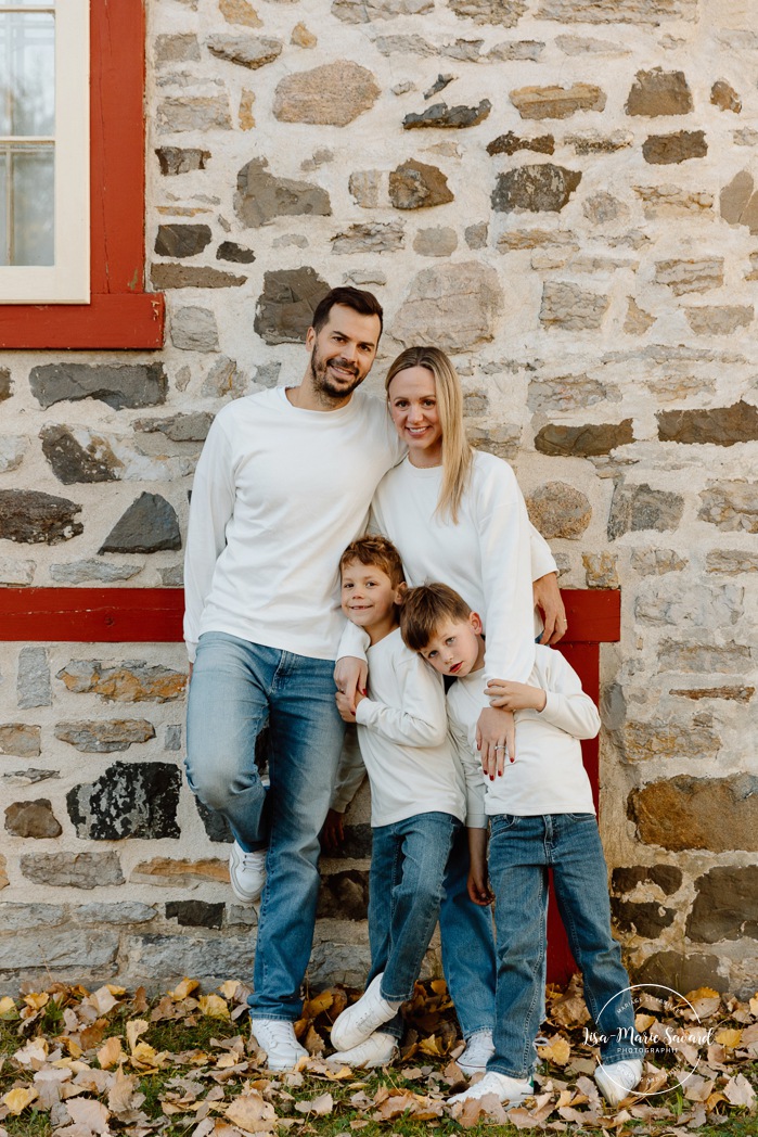 Fall family photos. Family photos with boys. Fun family photos. Séance photo de famille à Montréal. Montreal family photoshoot. Photographe de famille à Montréal. Montreal family photographer. Séance photo Vieux Lachine. Old Lachine photos.