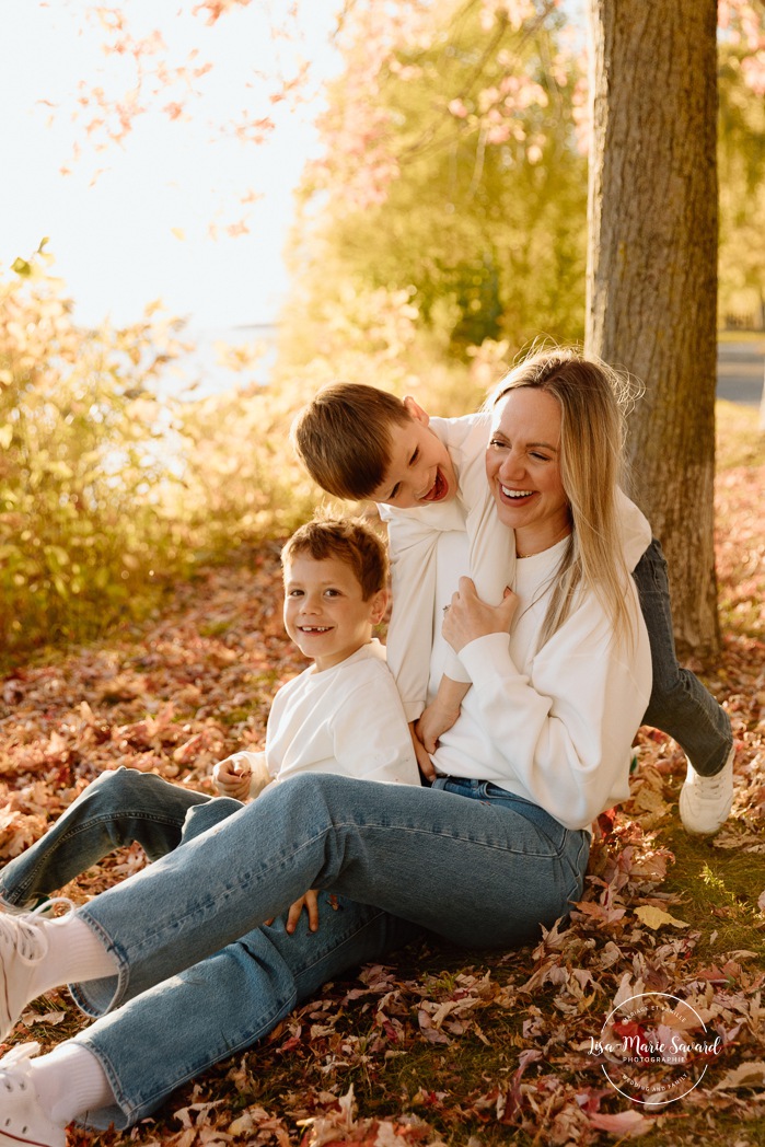 Fall family photos. Family photos with boys. Fun family photos. Séance photo de famille à Montréal. Montreal family photoshoot. Photographe de famille à Montréal. Montreal family photographer. Séance photo Vieux Lachine. Old Lachine photos.