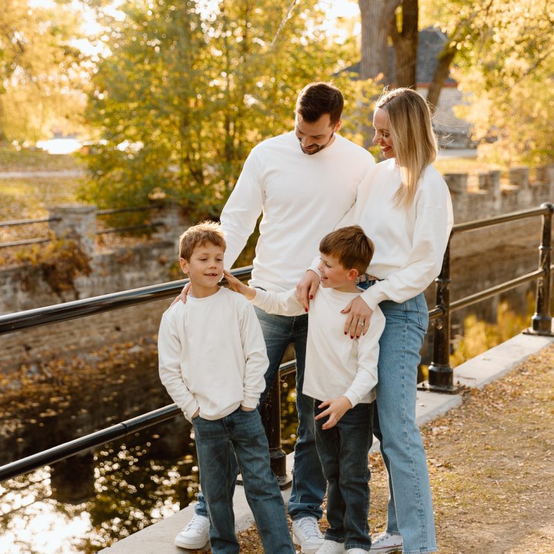 Fall family photos. Family photos with boys. Fun family photos. Séance photo de famille à Montréal. Montreal family photoshoot. Photographe de famille à Montréal. Montreal family photographer. Séance photo Vieux Lachine. Old Lachine photos.