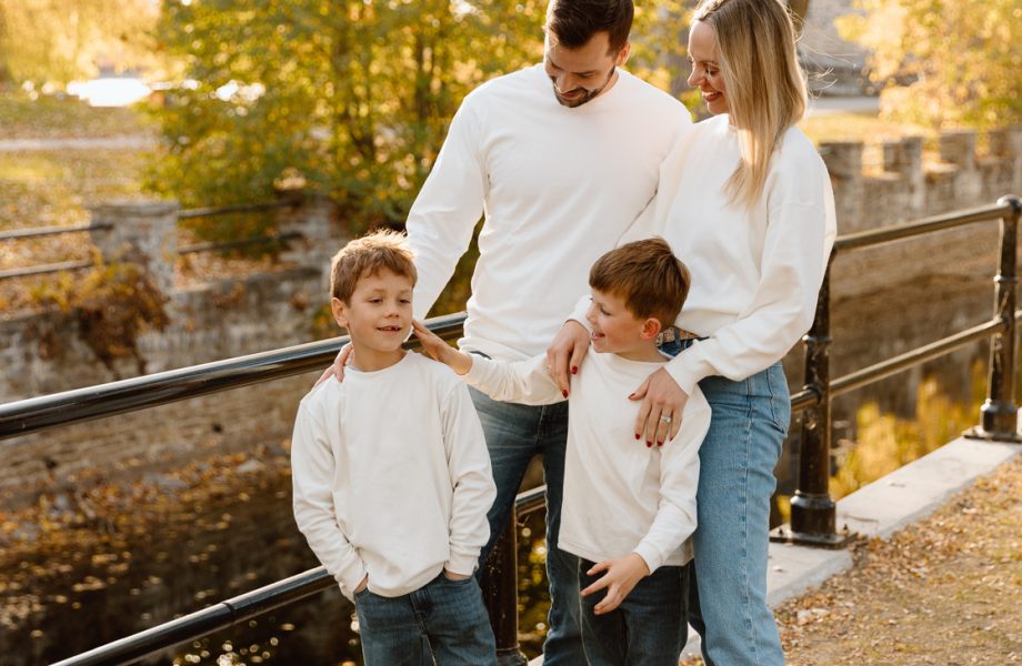 Fall family photos. Family photos with boys. Fun family photos. Séance photo de famille à Montréal. Montreal family photoshoot. Photographe de famille à Montréal. Montreal family photographer. Séance photo Vieux Lachine. Old Lachine photos.