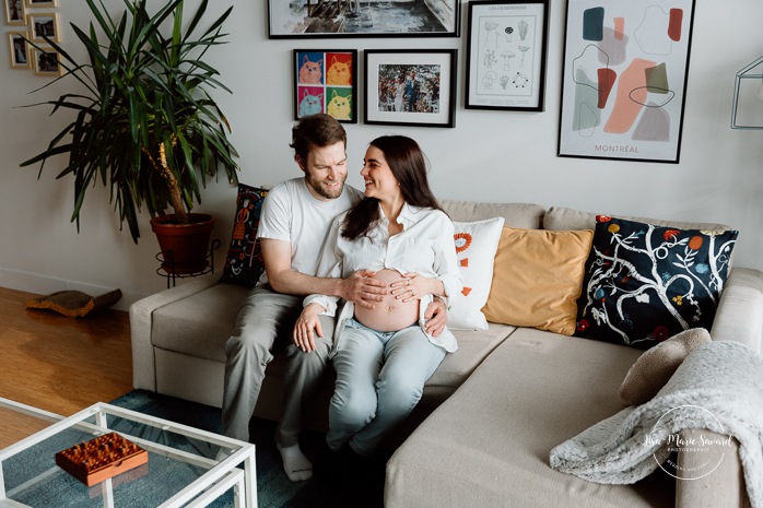 In-home maternity photos. Living room maternity photos. Photos de maternité à la maison à Montréal. Photographe maternité Montréal. Montreal in-home maternity photos. Montreal maternity photographer.