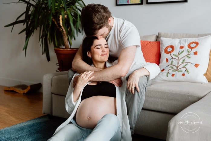 In-home maternity photos. Living room maternity photos. Photos de maternité à la maison à Montréal. Photographe maternité Montréal. Montreal in-home maternity photos. Montreal maternity photographer.