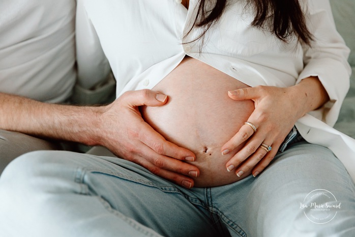 In-home maternity photos. Bedroom maternity photos. Photos de maternité à la maison à Montréal. Photographe maternité Montréal. Montreal in-home maternity photos. Montreal maternity photographer.