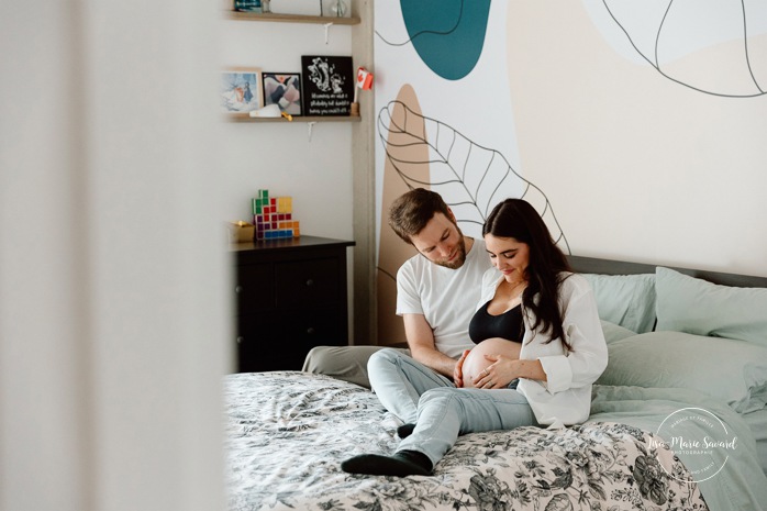 In-home maternity photos. Bedroom maternity photos. Photos de maternité à la maison à Montréal. Photographe maternité Montréal. Montreal in-home maternity photos. Montreal maternity photographer.