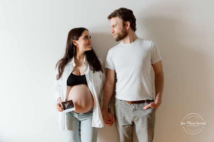In-home maternity photos. Bedroom maternity photos. Photos de maternité à la maison à Montréal. Photographe maternité Montréal. Montreal in-home maternity photos. Montreal maternity photographer.