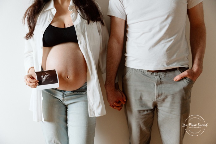 In-home maternity photos. Bedroom maternity photos. Photos de maternité à la maison à Montréal. Photographe maternité Montréal. Montreal in-home maternity photos. Montreal maternity photographer.