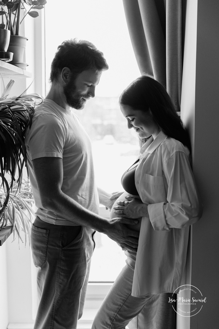 In-home maternity photos. Bedroom maternity photos. Photos de maternité à la maison à Montréal. Photographe maternité Montréal. Montreal in-home maternity photos. Montreal maternity photographer.
