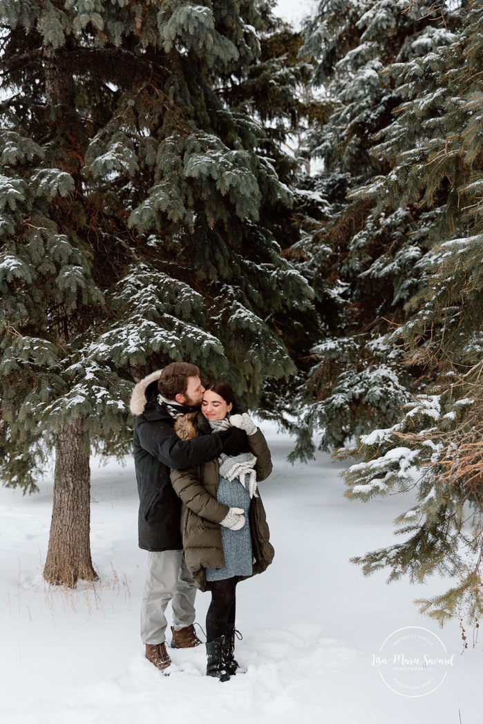 Winter maternity photos. Snowy maternity photos. Evergreen maternity photos. Photos de maternité à la maison à Montréal. Photographe maternité Montréal. Montreal in-home maternity photos. Montreal maternity photographer.