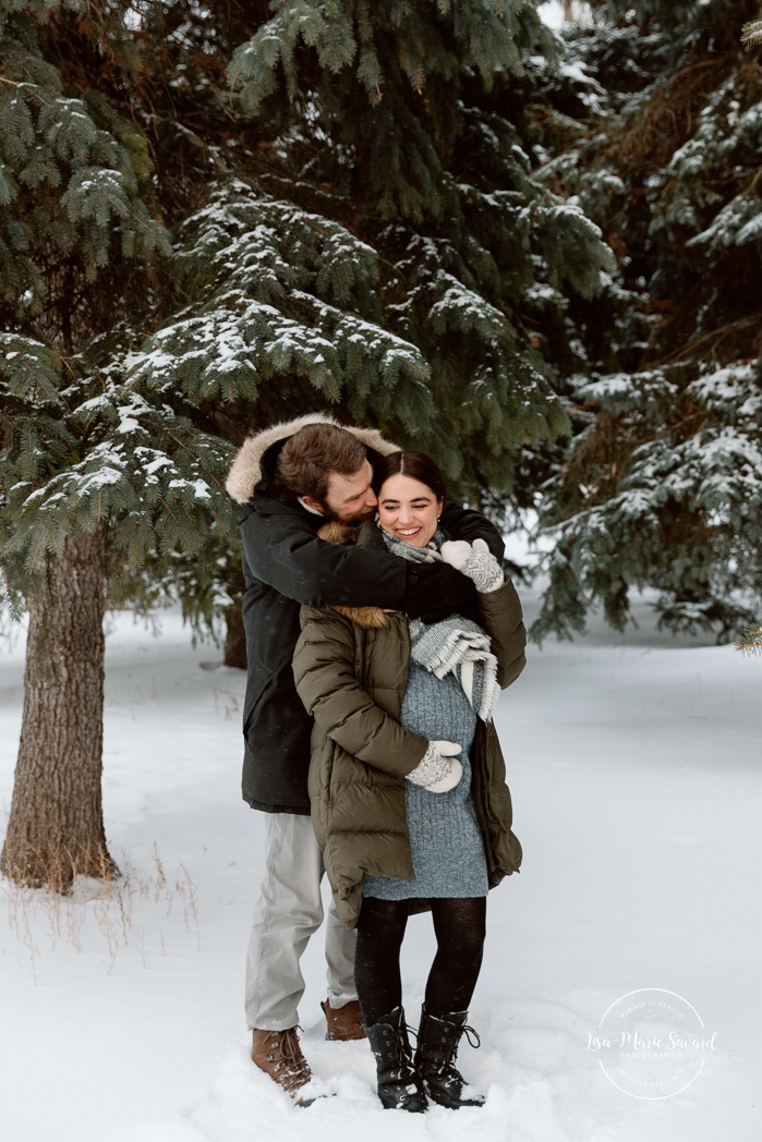 Winter maternity photos. Snowy maternity photos. Evergreen maternity photos. Photos de maternité à la maison à Montréal. Photographe maternité Montréal. Montreal in-home maternity photos. Montreal maternity photographer.
