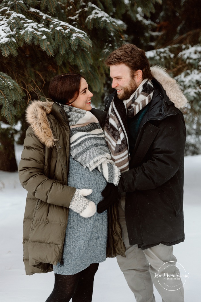Winter maternity photos. Snowy maternity photos. Evergreen maternity photos. Photos de maternité à la maison à Montréal. Photographe maternité Montréal. Montreal in-home maternity photos. Montreal maternity photographer.