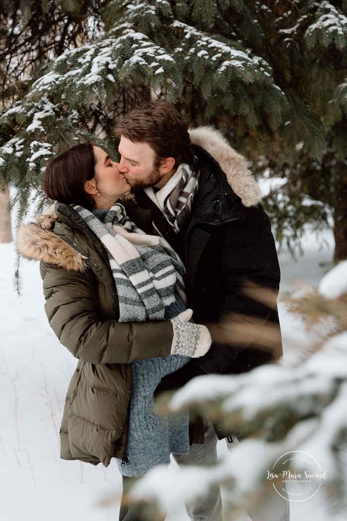 Winter maternity photos. Snowy maternity photos. Evergreen maternity photos. Photos de maternité à la maison à Montréal. Photographe maternité Montréal. Montreal in-home maternity photos. Montreal maternity photographer.