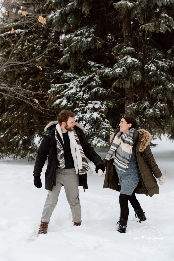 Winter maternity photos. Snowy maternity photos. Evergreen maternity photos. Photos de maternité à la maison à Montréal. Photographe maternité Montréal. Montreal in-home maternity photos. Montreal maternity photographer.