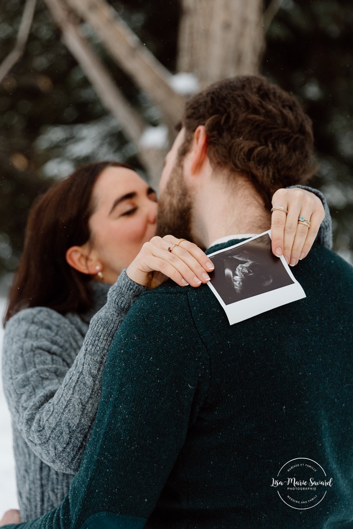 Winter maternity photos. Snowy maternity photos. Evergreen maternity photos. Photos de maternité à la maison à Montréal. Photographe maternité Montréal. Montreal in-home maternity photos. Montreal maternity photographer.