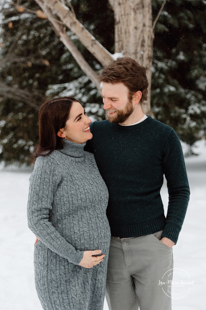Winter maternity photos. Snowy maternity photos. Evergreen maternity photos. Photos de maternité à la maison à Montréal. Photographe maternité Montréal. Montreal in-home maternity photos. Montreal maternity photographer.